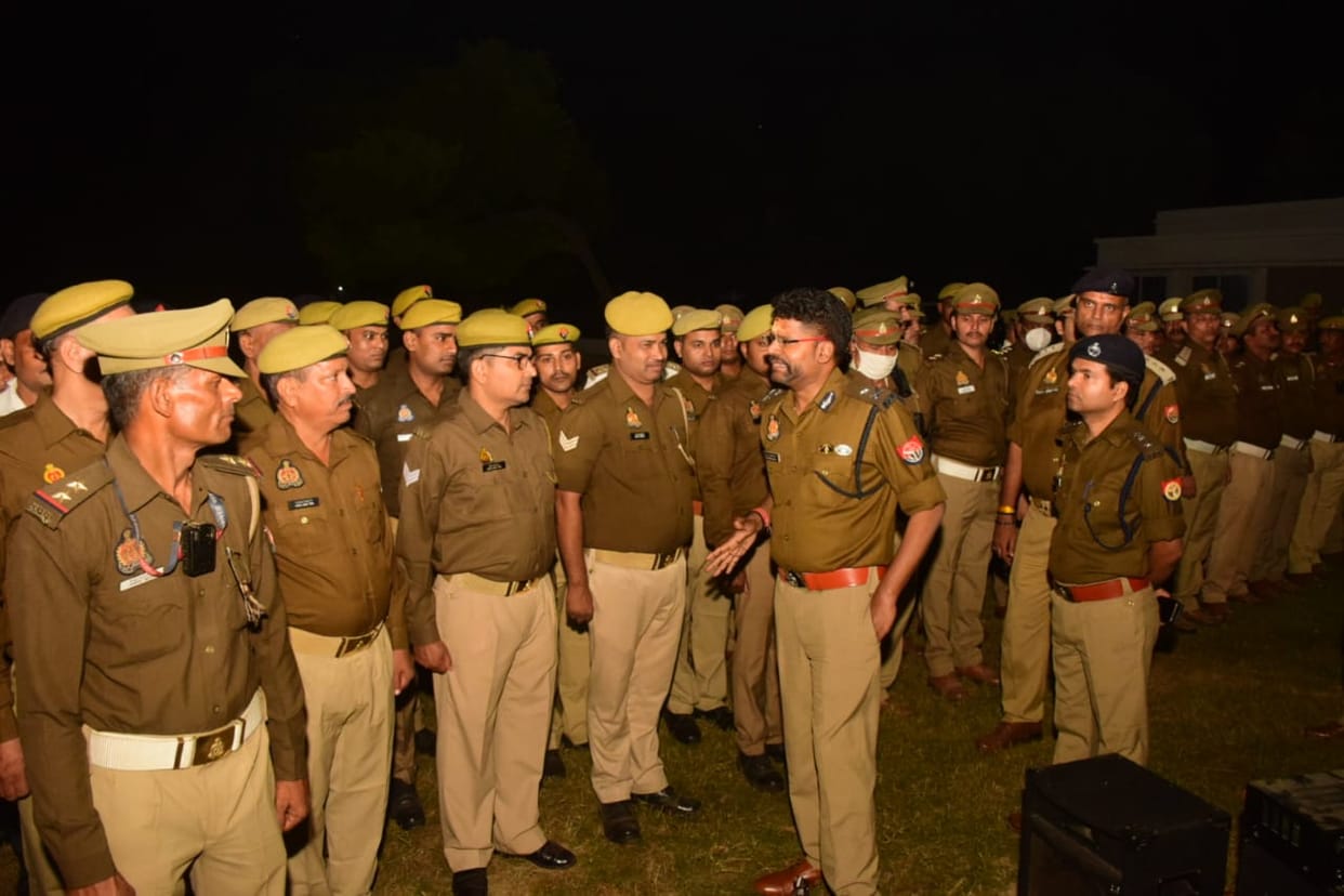 Varanasi: Parade of traffic police personnel held at 10 pm, Joint Commissioner of Police took class