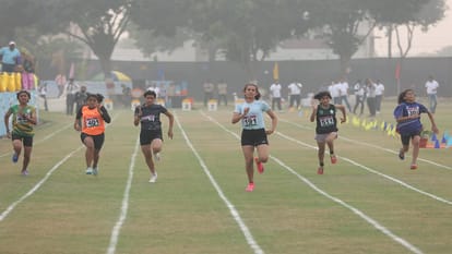 दि डीपीएस नेशनल एथलेटिक मीट गर्ल्स में दौड़ प्रतिभागी दम दिखाते हुए
