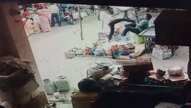Youths beat up plastic trader in Damoh Baranda