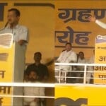 मंच से संबोधित करते अरविंद केजरीवाल व सुशील गुप्ता।
