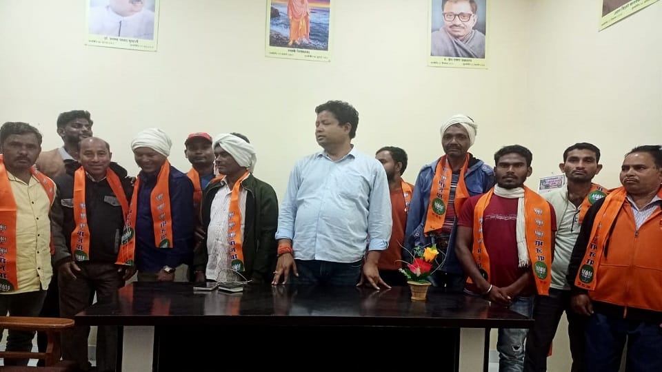Shock to Congress and JCCJ before elections, 50 youth join BJP