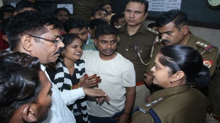 Aligarh News: उपचार के दौरान मासूम की मौत, जाम-हंगामा, क्लीनिक सील, दो हिरासत में