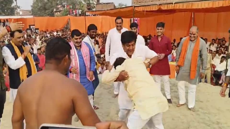 Bollywood actor Ravi Kishan entered the wrestling arena in Kushinagar