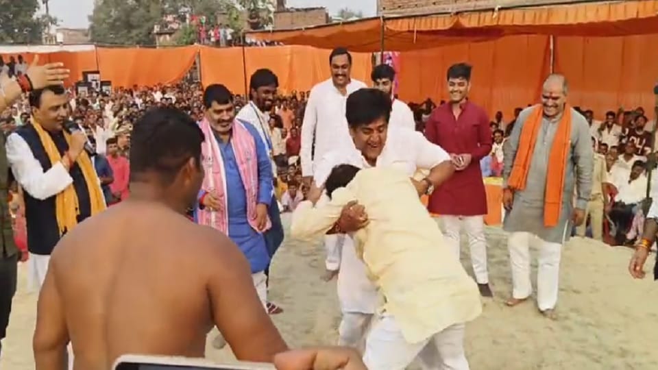 Bollywood actor Ravi Kishan entered the wrestling arena in Kushinagar