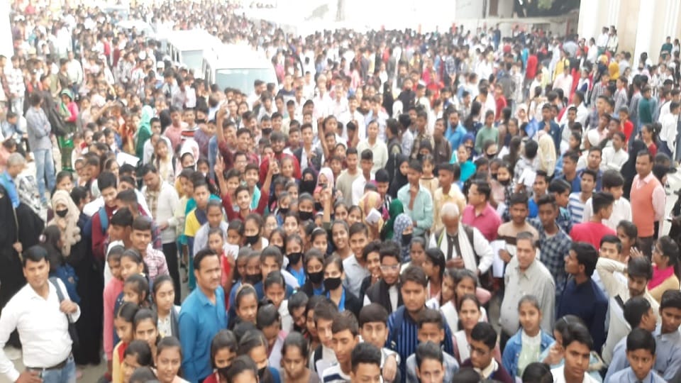 Atul Maheshwari Scholarship Exam: Students reached the center with enthusiasm in Moradabad