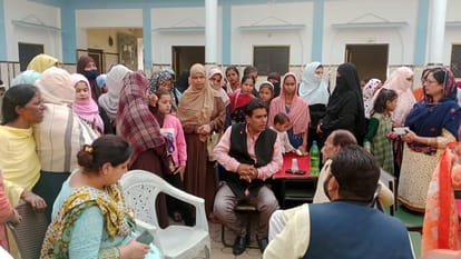 Azam Khan News: Officials arrived to give notice to vacate Azam Khan's school, parents protested