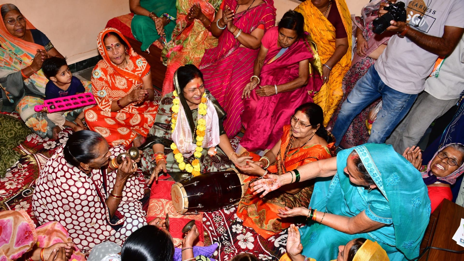 MP Election: Election colors started appearing in rural areas too Kaluhera drove e-rickshaw Maya played drums