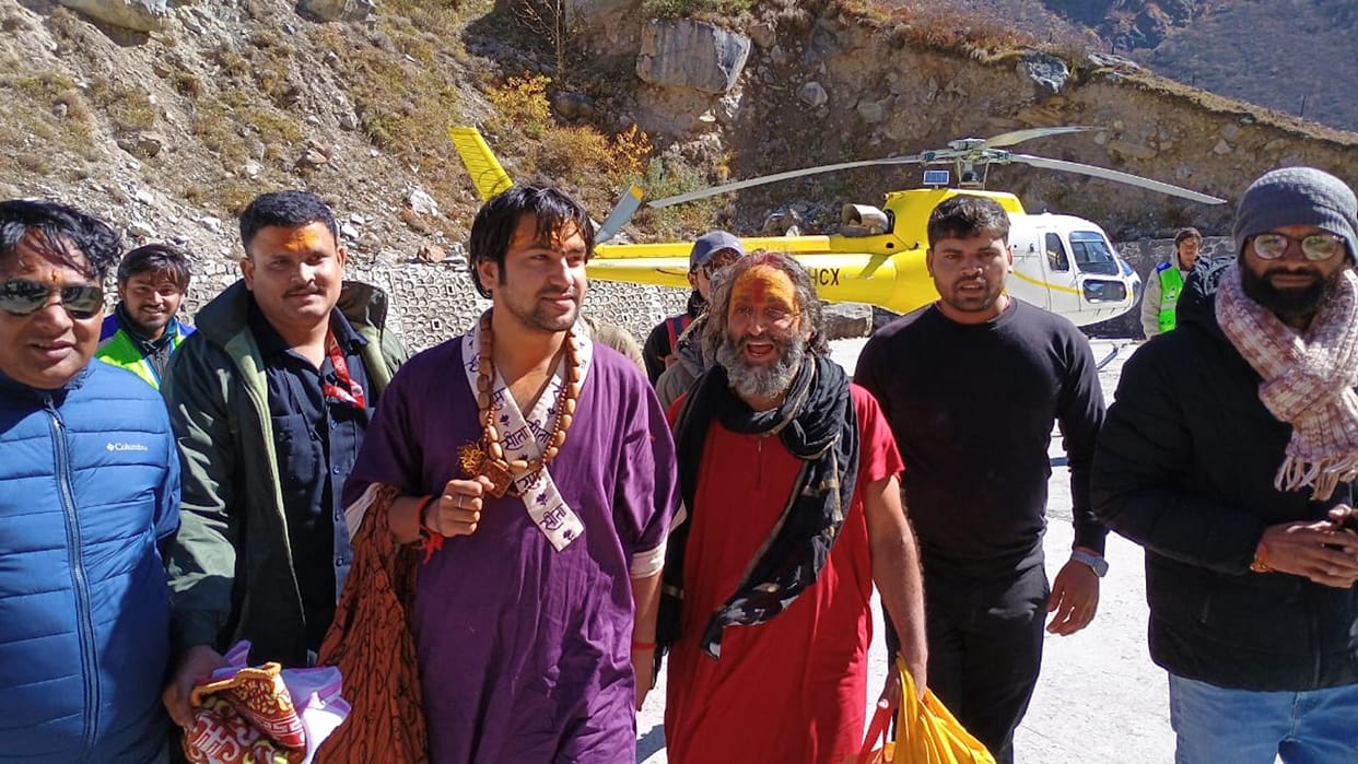 Bageshwar Dham Pandit Dhirendra krishna Shastri reach Badrinath Dham Uttarakhand news in hindi