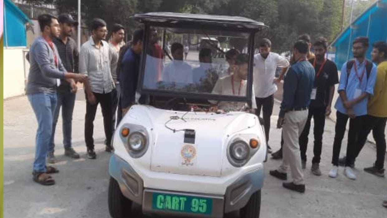 country's first unmanned car started speeding on the road, stopped and even turned on its own when it saw