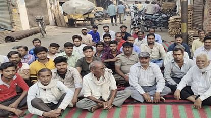 shopkeepers of wood market remained on strike for seventh day demanding their demands in Firozabad