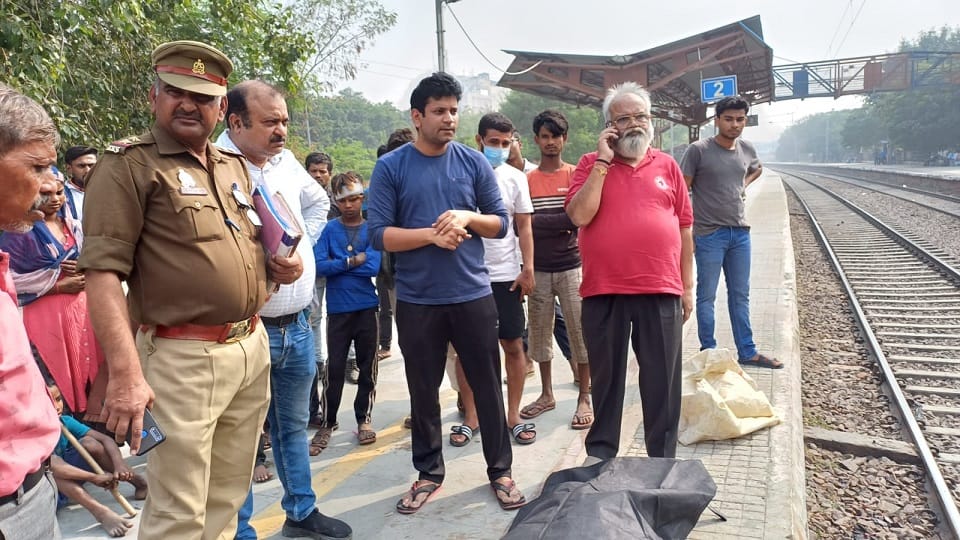 Father who went to meet his son dies after being hit by train at Ghaziabad railway station