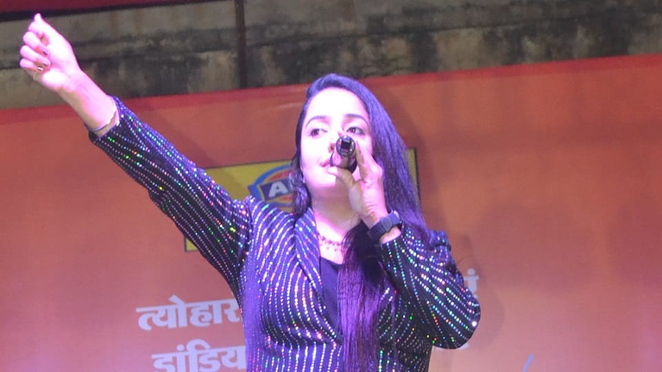 Hathras danced to the songs of Heer Walia in Dandiya Utsav