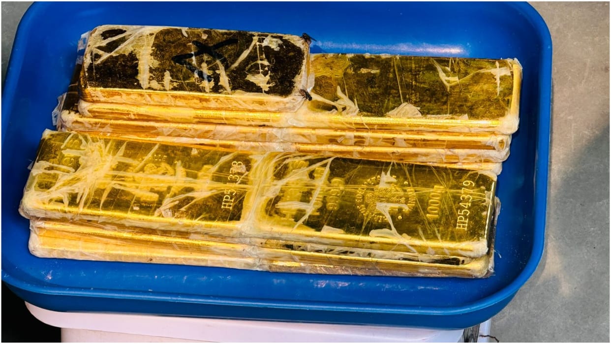 Smuggler left the gold on airport worth 87 lakh rupees.