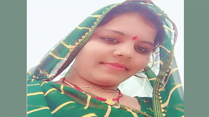 Indore News: डेढ़ साल पहले हुई थी शादी, मकान मालिक ने घर में पड़े देखा, पति-देवर को बुलाया, नहीं बची जान The marriage took place one and a half years ago but did not survive