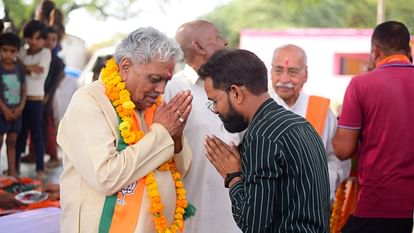 MP Election 2023: भाजपा प्रत्याशी देवेंद्र जैन ने किया जनसंपर्क, बोले- BJP ने कई जनकल्याणकारी योजनाएं चलाई हैं MP Election 2023: BJP candidate Devendra did public relations said- BJP has run many public welfare schemes