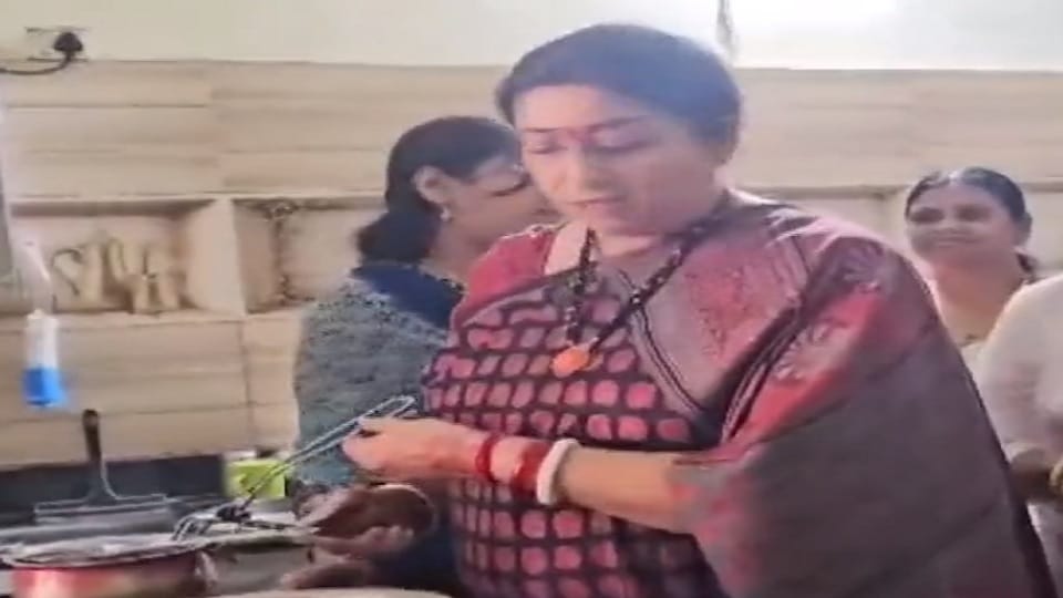 CG Election 2023 Union Minister Smriti Irani made tea for party workers in Kondagaon
