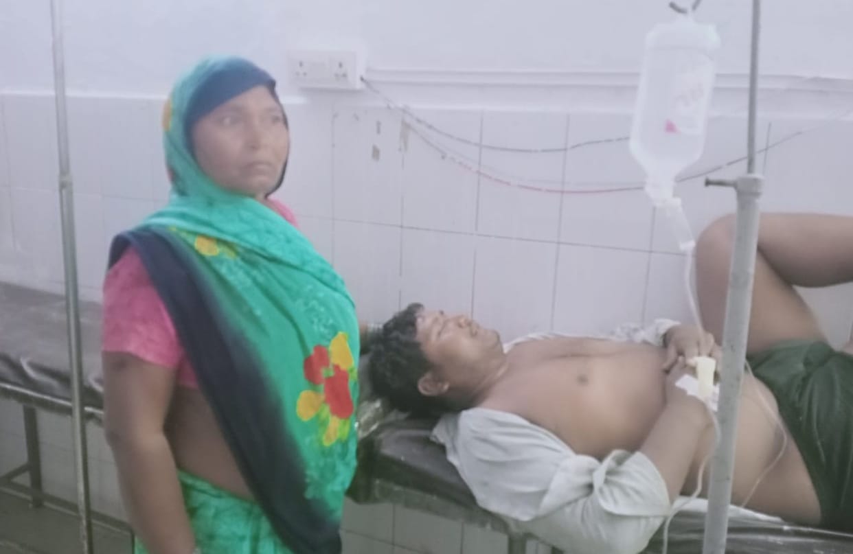 Hardoi Accident, Tractor trolley went out of control and overturned in Khanti, driver died and laborer injured