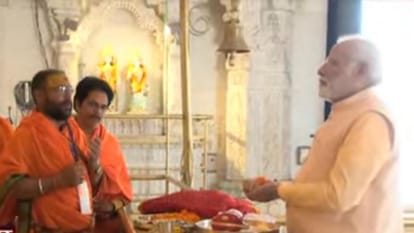 Chhattisgarh: प्रधानमंत्री नरेंद्र मोदी पहुंचे डोंगरगढ़, मां बम्लेश्वरी मंदिर में की पूजा-अर्चना Prime Minister Narendra Modi's meeting with Acharya Vidyasagar Maharaj