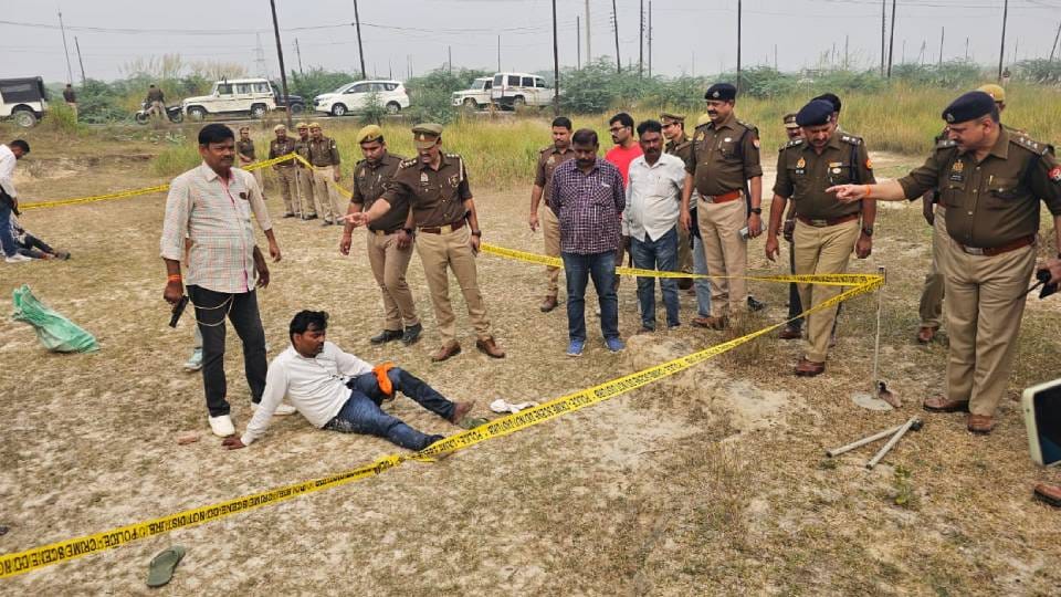 police arrested two robbers with reward of fifty thousand during encounter In Mainpuri