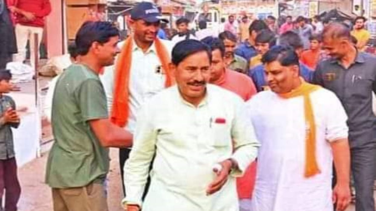 MP Election 2023: A youth chewed thumb of PWD Minister of State Suresh Rathkheda during campaigning
