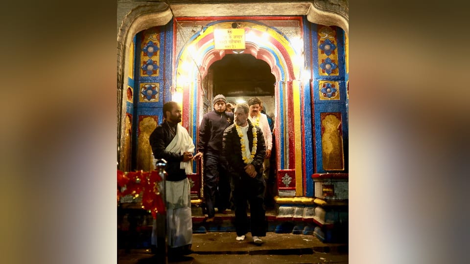 Rahul Gandhi Visited Kedarnath dham and Do evening aarti Crowd Gathered to see him photo