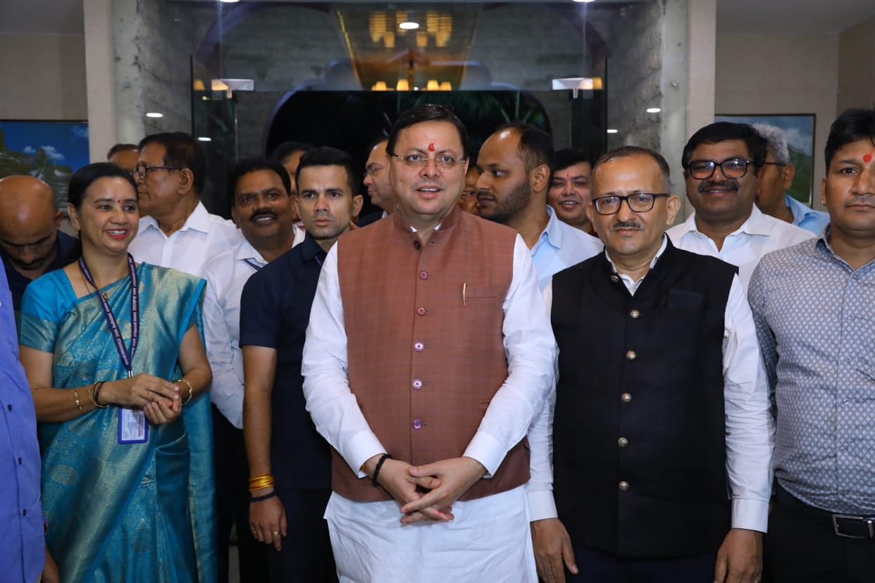 Global Investors Summit 2023 CM Dhami reached Mumbai for road show will meet with investors tomorrow