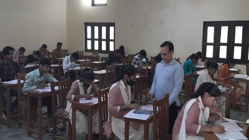 Atul Maheshwari Scholarship Exam: 721 students appeared in Sambhal, parents reached center encourage them