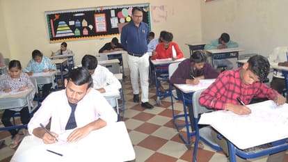 अतुल माहेश्वरी छात्रवृत्ति परीक्षा: स्कॉलरशिप के लिए विद्यार्थियों में दिखा उत्साह, ओएमआर शीट पर दिए जवाब Atul Maheshwari Scholarship Exam Hathras