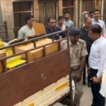 मुख्यमंत्री उड़नदस्ता टीम ने पटाखे बरामद कर जब्त किए।