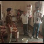 रामगढ़ताल इलाके में हत्या के बाद जांच करते एएसपी व फॉरेंसिक टीम।