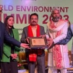 सम्मानित करते हुए।
