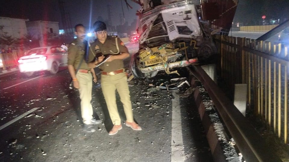 Truck out of control on highway hit many vehicles in agra