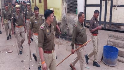 Agra News: शमसाबाद में फायरिंग के बाद तनाव, पीएसी की गई तैनात; सात नामजद और तीन भेजे गए जेल Tension after firing in Shamshabad PAC deployed Seven named and three sent to jail