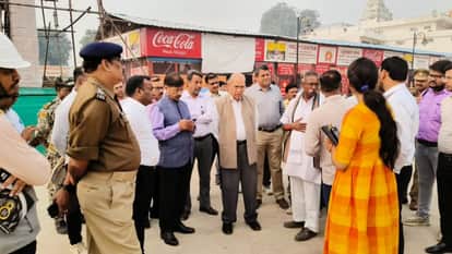 स्थलीय निरीक्षण के दौरान निर्माण समिति के अध्यक्ष नृपेंद्र मिश्रा।