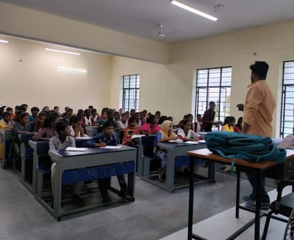 Bihar News : बिहार के इस कॉलेज में वरदान बना 'दायित्व एक पहल', जानिए किसे मिल रही यह सुविधा Bihar News : Engineering students of Aurangabad college are shaping the future of village students.