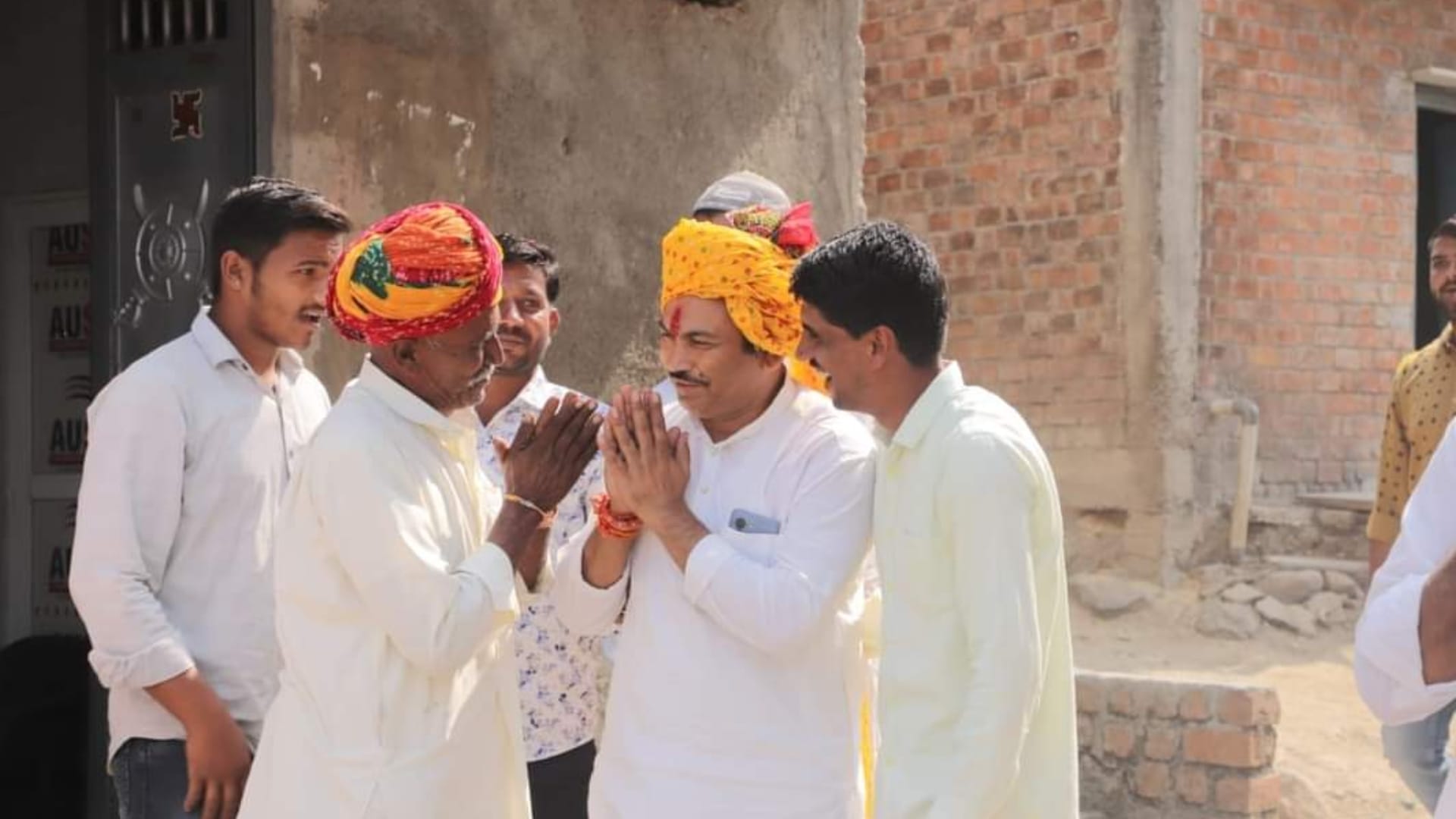 MP Election 2023: Congress rebel Rajendra Singh being welcomed by JCB getting blessings of victory