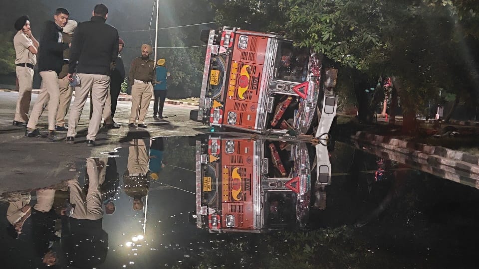 Diesel tanker overturned at Chandigarh Sector 20/21 Chowk