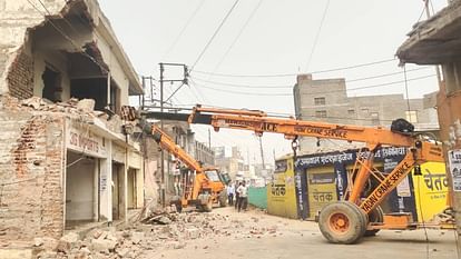 Firozabad News: स्टेशन रोड के अवैध निर्माण पर गरजा बुलडोजर, सात दुकानें की ध्वस्त; अतिक्रमणकारियों को चेतावनी Corporation demolition campaign against illegal encroachment continues in Firozabad