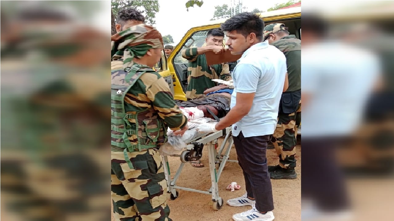 घायल जवान को ले जाते कर्मी