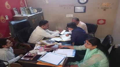 Hathras News: जीएसटी ने मारा छापा, कोयले में पंजीकृत थी और बिक रहे थे मोबाइल फोन GST team raided Sasni of Hathras