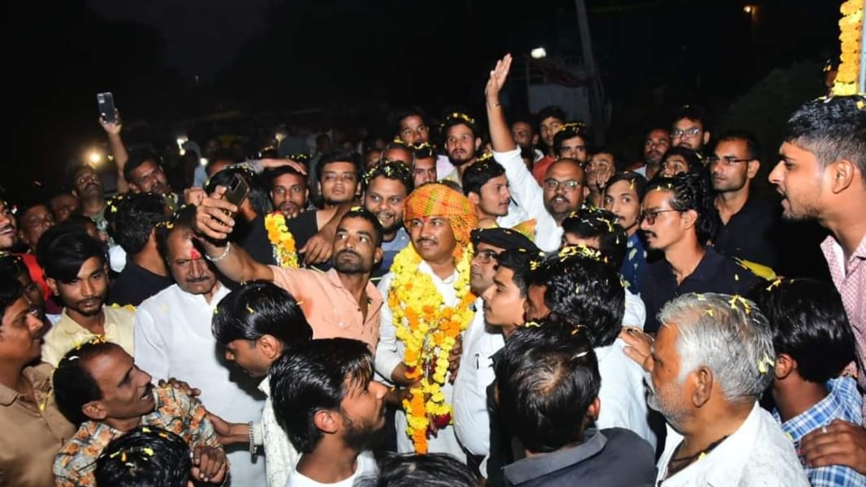 MP Election 2023: Congress rebel Rajendra Singh being welcomed by JCB getting blessings of victory