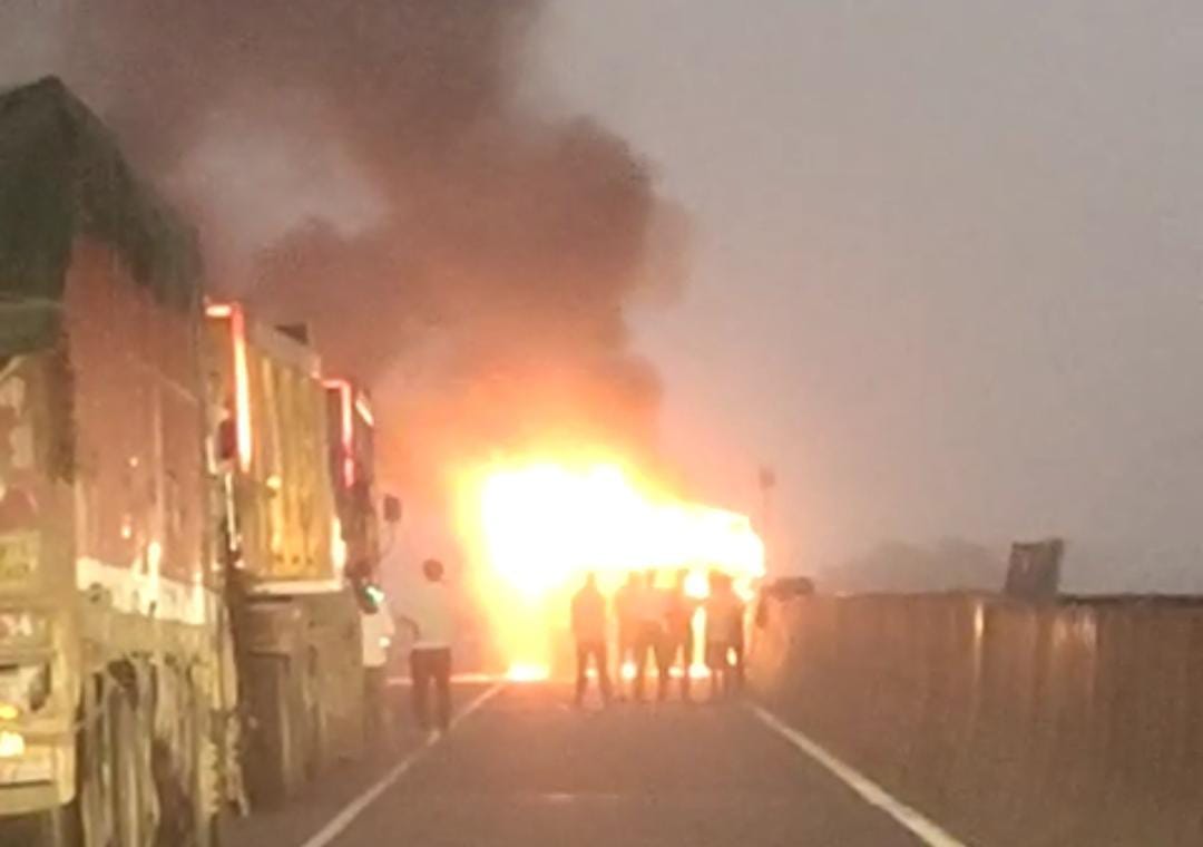Huge fire broke out in a dumper due to short circuit, driver-cleaner saved his life by jumping