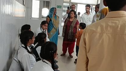 Lucknow: लखनऊ के बीकेटी में अनियंत्रित होकर पलटी स्कूल बस, अभिभावकों ने किया हंगामा Many kids injured in an school bus accident in BKT in Lucknow.
