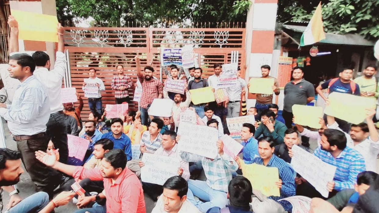 69000 teachers recruitment applicants protest in front of BJP office in Lucknow.