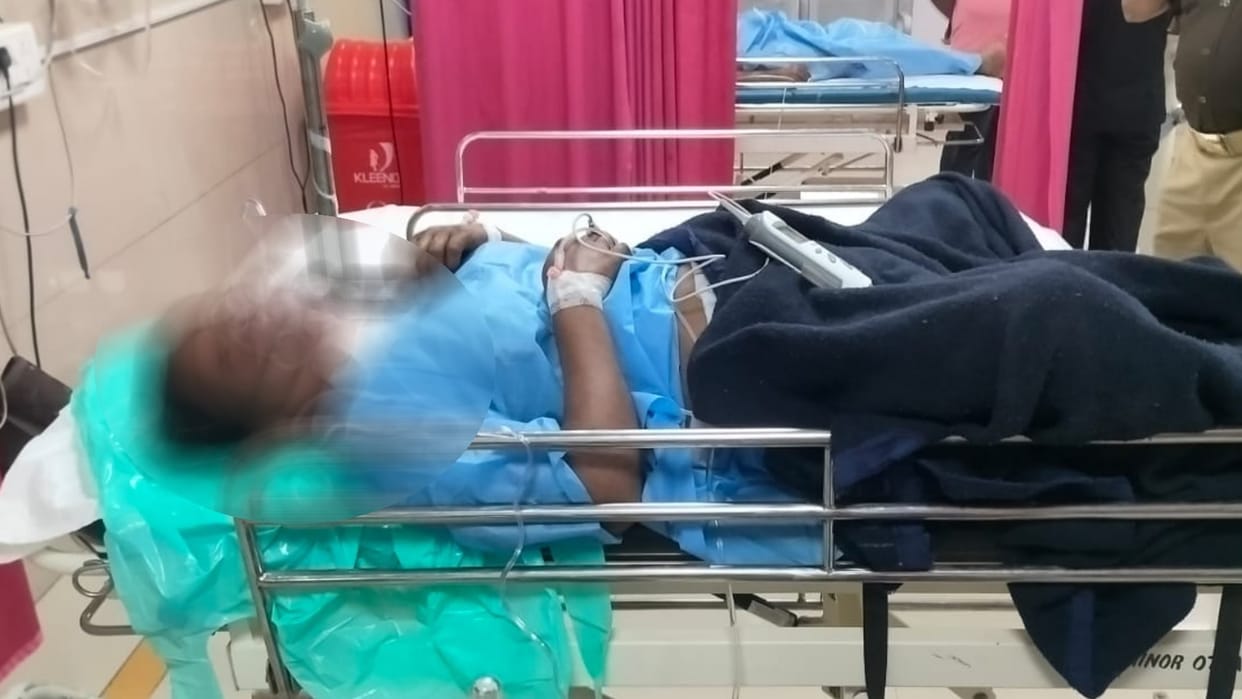 A girl was found near a road in Mohanlalganj.