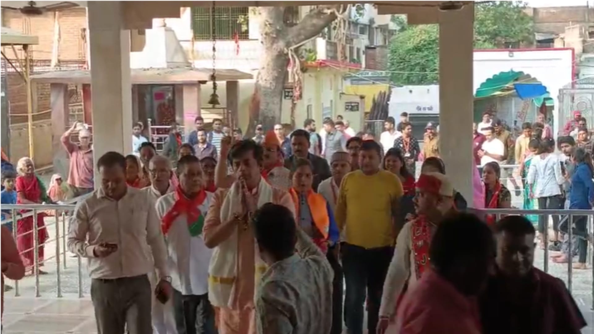 मां बिरासिनी के दर्शन करने पहुंचे रवि किशन