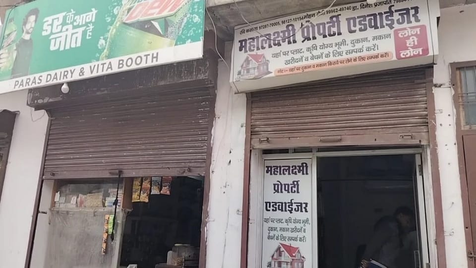 Terror of thieves in Fatehabad, Drunken broke locks of three shops, stole cash and goods worth lakhs of rupees