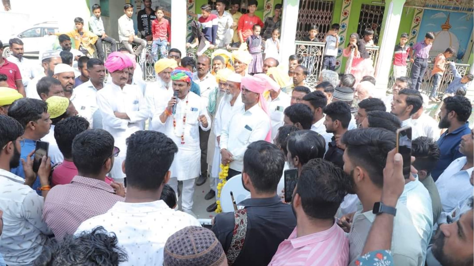 MP Election 2023: Congress rebel Rajendra Singh being welcomed by JCB getting blessings of victory