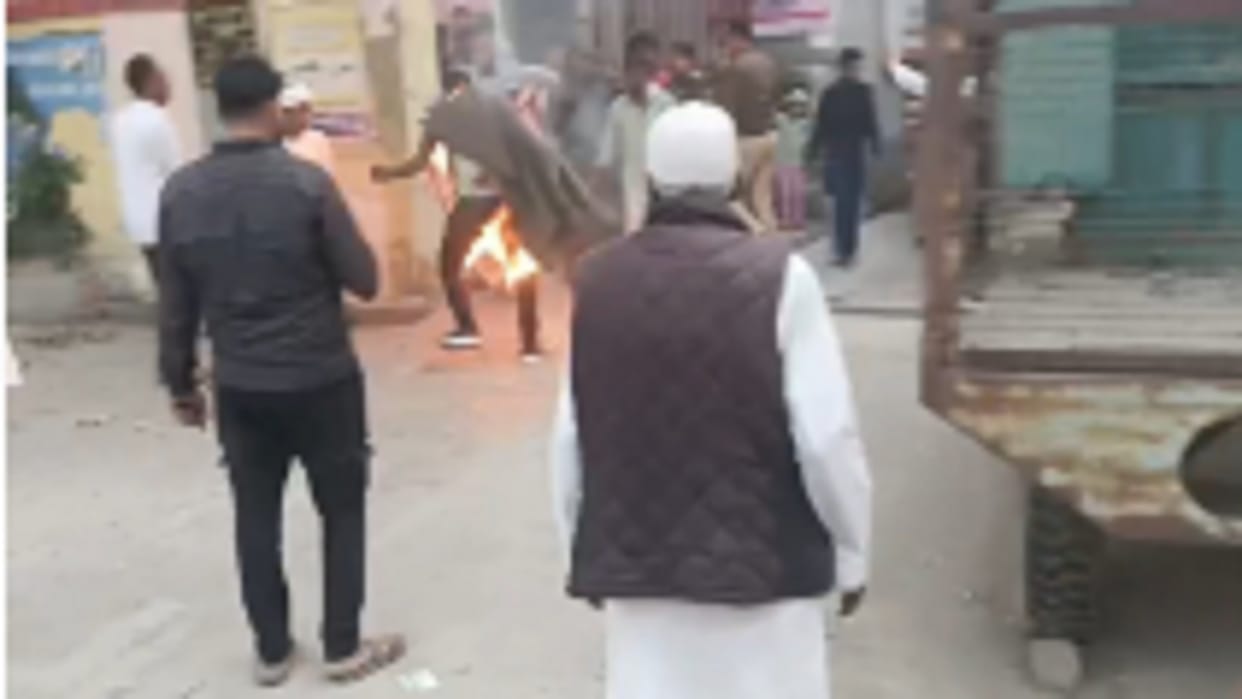 Shamli: boyfriend set himself on fire in front of police station after girlfriend refused to marry