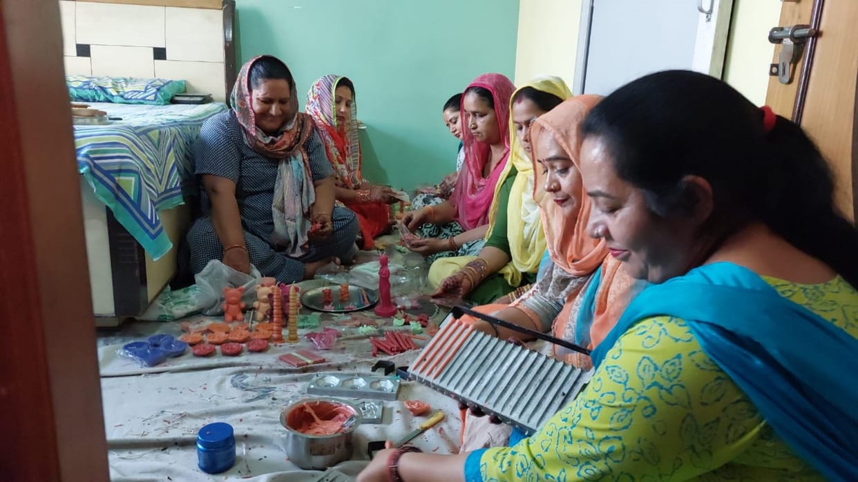 Himachal Una News: Diwali will be illuminated with lamps made of clay and cow dung